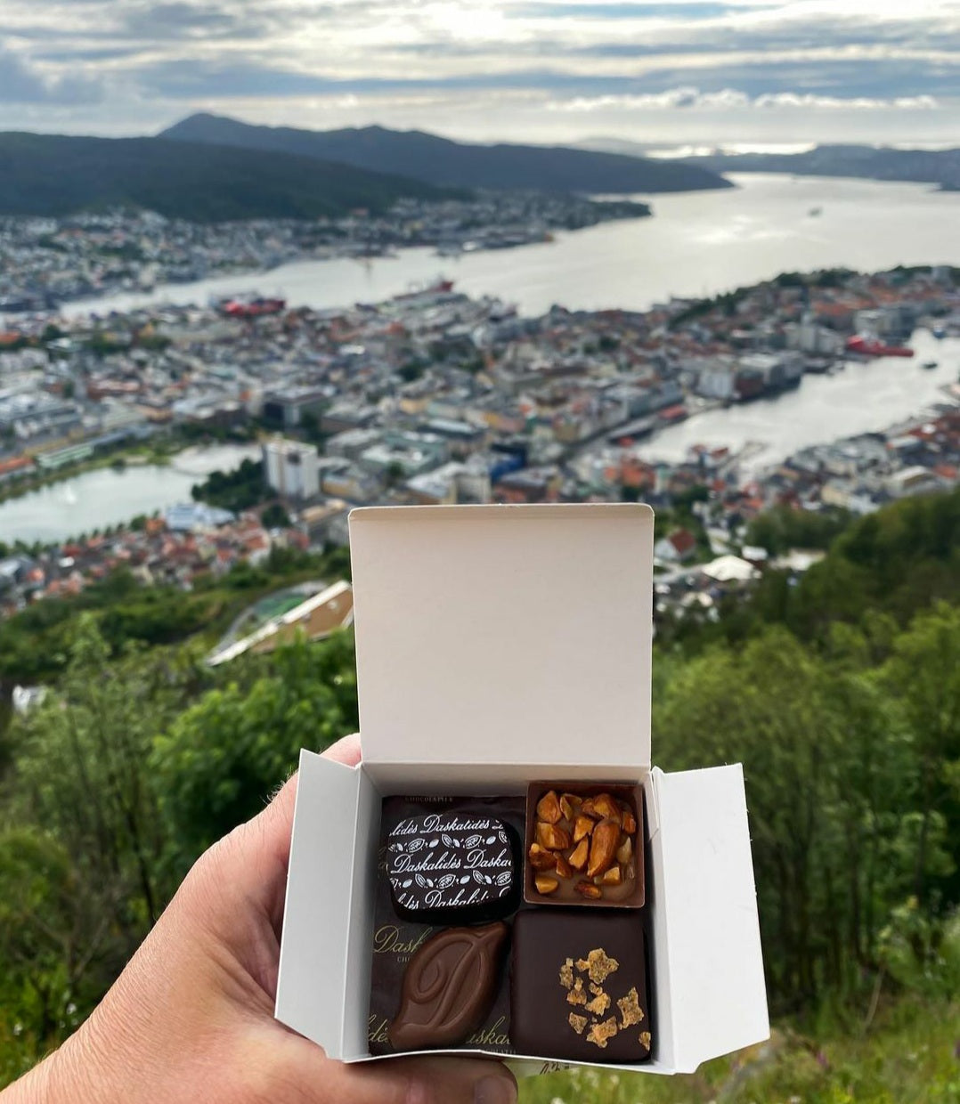 coffret de chocolat assortis maitre chocolatier belge depuis 1931. Pralinés ganache mousse chocolat et beaucoup d'autre découverte gourmande et créative.