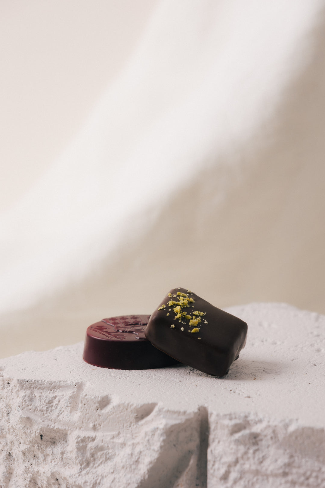 Assortiment maitre chocolatier de chocolats noirs