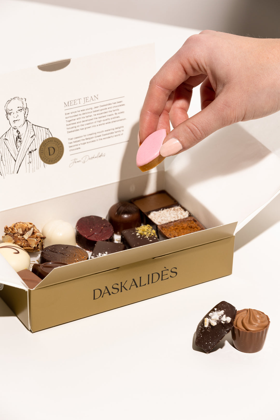 Assortiment maitre chocolatier de chocolats noirs